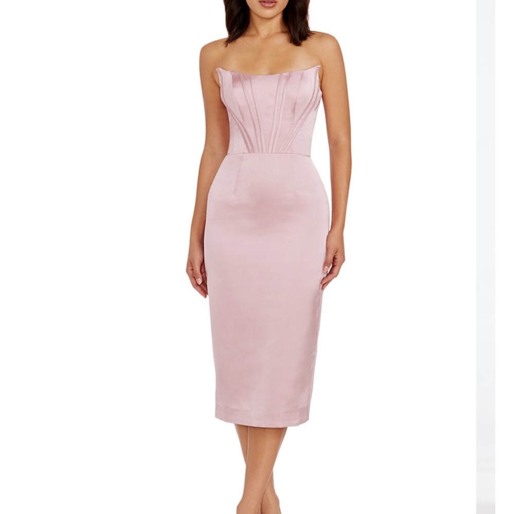 Dress the Population Valentines Satin Strapless Blush Dress💗
Size-XXL (NWT)